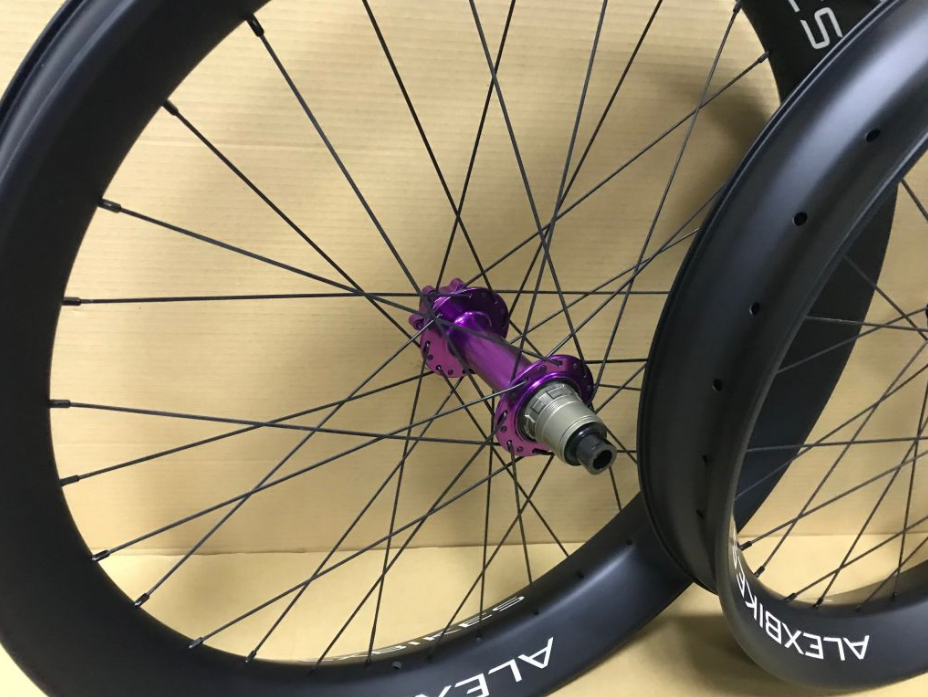 фото Велосипедные карбоновые колеса alexbikes в сборе, ширина обода 90 мм, + втулки(26-90-purple)