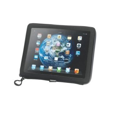 Сумка Thule iPad/Map Sleeve для планшетных компьютеров и бумажных карт, V=1.5л, 100014 Сумка Thule iPad/Map Sleeve для планшетных компьютеров и бумажных карт, V=1.5л, 100014Велосумки<br>Стильная и легкая сумочка из водонепроницаемого материала, объемом 1,5 L – отличный выбор для городских поездок и велотуризма. Монтаж на руль при помощи держателя Thule Handlebar, в комплекте прозрачный чехол-дождевик.<br>Характеристики:<br>1.Подходит для Apple iPad™ или других планшетных компьютеров, возможность управления сенсорным экраном через водозащитный прозрачный чехол<br>2.Подходит для классических бумажных карт<br>3.Держатель Handlebar - в комплекте с двумя положениями фиксаторов для оптимального использования длины руля, возможен одновременный монтаж двух аксессуаров.<br>