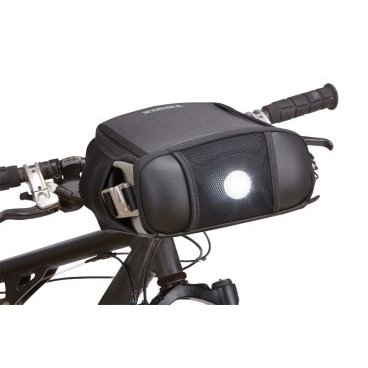 Сумка для мелочей Thule Handlebar Bag на руль, V=6л, 100012 Сумка для мелочей Thule Handlebar Bag на руль, V=6л, 100012Велосумки<br>Стильная и легкая сумочка из водонепроницаемого материала, объемом 6L – отличный выбор для городских поездок и велотуризма. Монтаж на руль при помощи держателя Thule Handlebar, оборудована ремешком для переноски вне велосипеда.<br>Характеристики:<br>1.Влагонепроницаемый, дышащий материал обеспечивает безопасность содержимого сумки<br>2.Теплонепроницаемые, ударостойкие отделения для защиты хрупкого содержимого<br>3.Встроенные светоотражающие элементы для безопасной езды в темное время<br>4.Оборудована ремешком для удобства переноски, когда демонтирована с велосипеда<br>5.В комплекте с чехлом-дождевиком (IPX4)<br>