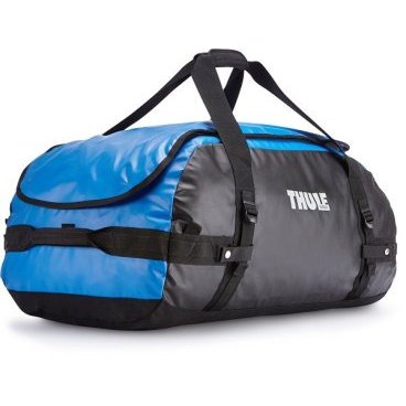 Туристическая сумка-баул Thule Chasm Cobalt L-90L, синий 202900 Туристическая сумка-баул Thule Chasm Cobalt L-90L, синий 202900Велосумки<br>Туристическая сумка Thule Chasm L Cobalt (синий / кобальт) 90л<br>Шведская фирма Thule предлагает прочные, устойчивые к неблагоприятным погодным условиям спортивные сумки. Увеличенный объём и широко раскрывающееся основное отделение, съемные наплечные ремни и водонепроницаемый материал. Ваши вещи всегда будут в сохранности во время любой поездки.<br>Характеристики:<br><br> Широко раскрывающееся отделение для удобной загрузки оборудования в сумку.<br> Боковые молнии, чтобы легко добраться к основному отделению с любой стороны и угла.<br> Возможность сложить ремни вдоль боковых сторон сумки, если они не используются.<br> Ремни быстро превращают рюкзак в сумку.<br> Прочная водонепроницаемая ткань из парусины для удобной укладки вещей. Ткань легко складывается для хранения.<br> Внутренние сетчатые карманы для организованного хранения ваших вещей.<br> Внутренние фиксирующие ремни для предотвращения падения содержимого сумки на дно, при использовании её как рюкзака.<br> Внизу расположены подушечки для обеспечения мягкого соприкосновения с землей.<br> Блокировка застежки-молнии для защиты от воров (замок приобретается отдельно).<br> Наличие внешнего сетчатого кармана для хранения мелких предметов.<br><br><br>Технические характеристики:<br> <br>Возможные цвета: синий, оранжевый, серый, тёмно-серый<br>Внешние размеры (высота, длинна, глубина):74 x 42 x 33 см<br>Вес: 1.2 кг<br>Вместимость: 90 л<br>Материалы:экологически чистый термопластичный материал, с возможностью вторичной переработки, 1000D на нейлоновой основе<br>Гарантия: 25 лет<br>