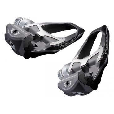 Педали SHIMANO Dura-Ace 9000, с шипами SH12 IPD9000 Педали SHIMANO Dura-Ace 9000, с шипами SH12 IPD9000Педали для велосипедов<br>Педали Dura-Ace, 9000, с шипами SH12 <br>Лёгкие педали профессионального уровня, подходящие для шоссейных дисциплин и триатлона, совместимые с контактной обувью Shimano стандарта SPD-SL. Площадь платформы увеличена для наилучшей передачи усилия при вращении педалей. Регулировка жёсткости имеет широкий диапазон и поэтому даже самый требовательный владелец сможет настроить педали контактные Shimano PD-9000 Dura-Ace в соответствии с удобными ему параметрами. Пластина из нержавеющей стали уменьшает деформации при оказываемом на неё давлении, а ось на трёх подшипниках обеспечивает плавное и лёгкое перемещение педали, в зависимости от положения ноги.<br> Предназначение: шоссейные гонки, триатлон, гонки с раздельным стартом<br> Стандарт SPD-SL<br> Материалы: уменьшающая деформации пластина из нержавеющей стали;<br> Износостойкое основание из композитного карбона<br> Вес 248 гр.<br> Особенности: регулировка жёсткости встёгивания и выстёгивания; увеличенная площадь платформы для лучшей передачи усилия; <br> Цвет чёрный<br> Производитель Shimano<br>