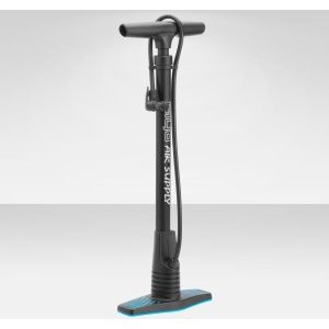 Насос GIYO GF-44, напольный, 23, пластиковый, 120PSI, реверсивная головка, цвет чёрный, GF-44 Насос GIYO GF-44, напольный, 23, пластиковый, 120PSI, реверсивная головка, цвет чёрный, GF-44Велосипедный насос<br>Купив велосипед, сразу возникает необходимость покупки целого списка различных аксессуаров и всяких необходимых мелочей. Фонари, крылья, фляги, сумки, ну и конечно насос. Если покупку каких-то вещей и можно отложить на потом, то без насоса Вы не обойдетесь точно. Какую пользу может принести байк со спущенными колесами, стоящий в гараже? В общем, насос должен быть по-любому. Напольный насос GIYO GF-44 для домашнего использования - правильный выбор. Отличное соотношение цены и качества, он доступен любому вело байкеру. Корпус из стального сплава - плюс к долговечности и исправной работе. С насосом GIYO GF-44 Вы всегда будете «на коне»! Материал: сталь, пластик Клапан для ниппелей типа: AV, FV Манометр: нет Цвет: синий Страна-производитель: Тайвань<br>