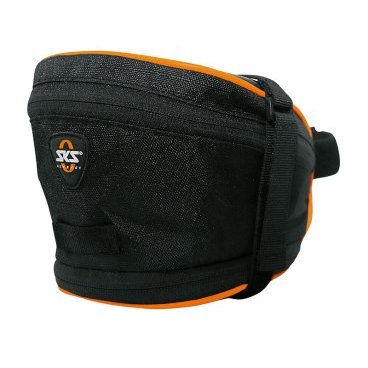 Сумка под седло SKS Base Bag XXL, обьём 1.8л, крепление с помощью ремешка, чёрная, 10359 Сумка под седло SKS Base Bag XXL, обьём 1.8л, крепление с помощью ремешка, чёрная, 10359Велосумки<br>Сумка Base Bag имеет 2 крепления - оба на липучках, поэтому пристегнуть ее можно за 1 минуту. Одно крепление - на подседельный штырь байка, второе - длинный текстильный ремень - продевается под рельсы седла и как бы опоясывает всю сумку. По периметру вшита крепкая молния, обеспечивающая полное открывание. Внутри - карман для мини набора инструментов. Как и все вело сумки именитого немецкого бренда SKS, Base Bag снабжена светоотражающей полоской, которая обеспечивает видимость велосипеда для других участников движения. Доступна в 6 размерах. Размеры XL и XXL снабжены дополнительной молнией в нижней части, при раскрытии которой увеличивается объем сумки. Место крепления: под седло. Вид крепления: ремешки с липучкой. Материал: текстиль с водостойкой пропиткой. Объем: 1,1 л в сложенном виде, 1,8 в разложенном виде. Вес: 160 г. Размер: 120 х 120 х 170 мм + 40 мм. Цвет: черный, оранжевая окантовка.<br>