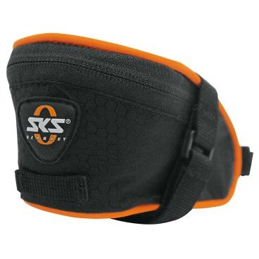 Сумка под седло SKS Base Bag XS, обьём 0.3л, крепление с помощью ремешка, чёрная, 10350 Сумка под седло SKS Base Bag XS, обьём 0.3л, крепление с помощью ремешка, чёрная, 10350Велосумки<br>Сумка Base Bag имеет 2 крепления - оба на липучках, поэтому пристегнуть ее можно за 1 минуту. Одно крепление - на подседельный штырь байка, второе - длинный текстильный ремень - продевается под рельсы седла и как бы опоясывает всю сумку. По периметру вшита крепкая молния, обеспечивающая полное открывание. Внутри - карман для мини набора инструментов. Как и все вело сумки именитого немецкого бренда SKS, Base Bag снабжена светоотражающей полоской, которая обеспечивает видимость велосипеда для других участников движения. Доступна в 6 размерах. Размеры XL и XXL снабжены дополнительной молнией в нижней части, при раскрытии которой увеличивается объем сумки. Место крепления: под седло. Вид крепления: ремешки с липучкой. Материал: текстиль с водостойкой пропиткой. Объем: 0,3 л. Вес: 63 г. Размер: 60 х 70 х 140 мм. Цвет: черный, оранжевая окантовка.<br>