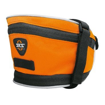 Сумка под седло SKS Base Bag XL, обьём 1.4л, крепление с помощью ремешка, оранжевая, 10358 Сумка под седло SKS Base Bag XL, обьём 1.4л, крепление с помощью ремешка, оранжевая, 10358Велосумки<br>Сумка Base Bag имеет 2 крепления - оба на липучках, поэтому пристегнуть ее можно за 1 минуту. Одно крепление - на подседельный штырь байка, второе - длинный текстильный ремень - продевается под рельсы седла и как бы опоясывает всю сумку. По периметру вшита крепкая молния, обеспечивающая полное открывание. Внутри - карман для мини набора инструментов. Как и все вело сумки именитого немецкого бренда SKS, Base Bag снабжена светоотражающей полоской, которая обеспечивает видимость велосипеда для других участников движения. Доступна в 6 размерах. Размеры XL и XXL снабжены дополнительной молнией в нижней части, при раскрытии которой увеличивается объем сумки. Место крепления: под седло. Вид крепления: ремешки на липучке. Материал: текстиль с водостойкой пропиткой. Объем: 1,0 л в сложенном виде, 1,4 л в разложенном виде. Вес: 153 г. Размер: 100 х 120 х 170 мм + 40 мм. Цвет: оранжевый, серая окантовка.<br>