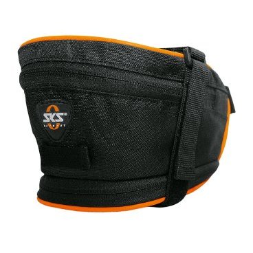 Сумка под седло SKS Base Bag XL, обьём 1.4л, крепление с помощью ремешка, чёрная, 10357 Сумка под седло SKS Base Bag XL, обьём 1.4л, крепление с помощью ремешка, чёрная, 10357Велосумки<br>Сумка Base Bag имеет 2 крепления - оба на липучках, поэтому пристегнуть ее можно за 1 минуту. Одно крепление - на подседельный штырь байка, второе - длинный текстильный ремень - продевается под рельсы седла и как бы опоясывает всю сумку. По периметру вшита крепкая молния, обеспечивающая полное открывание. Внутри - карман для мини набора инструментов. Как и все вело сумки именитого немецкого бренда SKS, Base Bag снабжена светоотражающей полоской, которая обеспечивает видимость велосипеда для других участников движения. Доступна в 6 размерах. Размеры XL и XXL снабжены дополнительной молнией в нижней части, при раскрытии которой увеличивается объем сумки. Место крепления: под седло. Вид крепления: ремешки с липучкой. Материал: текстиль с водостойкой пропиткой. Объем: 1,0 л в сложенном виде, 1,4 в разложенном виде. Вес: 153 г. Размер: 100 х 120 х 170 мм + 40 мм. Цвет: черный, оранжевая окантовка.<br>