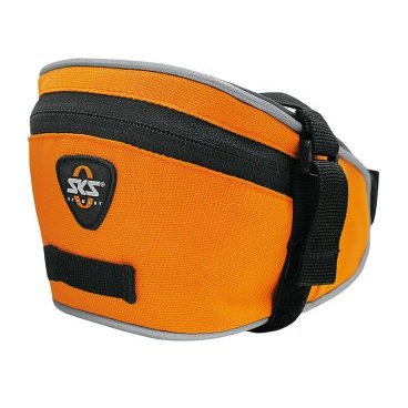Велосумка под седло SKS Base Bag M, обьём 0.9л, крепление с помощью ремешка, оранжевая, 10354 Велосумка под седло SKS Base Bag M, обьём 0.9л, крепление с помощью ремешка, оранжевая, 10354Велосумки<br>Сумка Base Bag имеет 2 крепления - оба на липучках, поэтому пристегнуть ее можно за 1 минуту. Одно крепление - на подседельный штырь байка, второе - длинный текстильный ремень - продевается под рельсы седла и как бы опоясывает всю сумку. По периметру вшита крепкая молния, обеспечивающая полное открывание. Внутри - карман для мини набора инструментов. Как и все вело сумки именитого немецкого бренда SKS, Base Bag снабжена светоотражающей полоской, которая обеспечивает видимость велосипеда для других участников движения. Доступна в 6 размерах. Размеры XL и XXL снабжены дополнительной молнией в нижней части, при раскрытии которой увеличивается объем сумки. Место крепления: под седло. Вид крепления: ремешки с липучкой. Материал: текстиль с водостойкой пропиткой. Объем: 0,9 л. Вес: 100 г. Размер: 90 х 110 х 170 мм. Цвет: оранжевый, серая окантовка.<br>