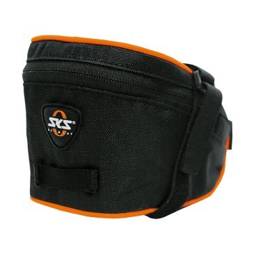 Сумка под седло SKS Base Bag L, обьём 1л, крепление с помощью ремешка, чёрная, 10355 Сумка под седло SKS Base Bag L, обьём 1л, крепление с помощью ремешка, чёрная, 10355Велосумки<br>Сумка Base Bag имеет 2 крепления - оба на липучках, поэтому пристегнуть ее можно за 1 минуту. Одно крепление - на подседельный штырь байка, второе - длинный текстильный ремень - продевается под рельсы седла и как бы опоясывает всю сумку. По периметру вшита крепкая молния, обеспечивающая полное открывание. Внутри - карман для мини набора инструментов. Как и все вело сумки именитого немецкого бренда SKS, Base Bag снабжена светоотражающей полоской, которая обеспечивает видимость велосипеда для других участников движения. Доступна в 6 размерах. Размеры XL и XXL снабжены дополнительной молнией в нижней части, при раскрытии которой увеличивается объем сумки. Место крепления: под седло. Вид крепления: ремешки с липучкой. Материал: текстиль с водостойкой пропиткой. Объем: 1,0 л. Вес: 121 г. Размер: 100 х 90 х 160 мм. Цвет: черный, оранжевая окантовка.<br>