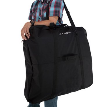 Сумка для переноски велосипеда DAHON CARRY BAG, NDH14051 Сумка для переноски велосипеда DAHON CARRY BAG, NDH14051Велосумки<br>DAHON CARRY BAG<br>Переносная сумка представляет собой переносное хранилище для велосипеда DAHON. Она изготовлена из износостойкого нейлона, снабжена усиленными застежками-молниями, привязными ремнями из сверхпрочного тканого полотна, а также защитной подкладкой толщиной 5 мм. Идеально подходит для поездок на поезде или автобусе, когда вы берете свой велосипед с собой, или для хранения вашего велосипеда в машине, квартире или на судне. Переносная сумка может вместить большинство моделей велосипедов DAHON с размером колес 16, 20 и 24 дюйма. <br><br><br><br> Особенности<br><br><br>Изготовлена из нейлона повышенной износостойкости и оснащена усиленными застежками-молниями и привязными ремнями из сверхпрочного тканого полотна. Подкладка толщиной 5 мм надежно защищает ваш DAHON<br>