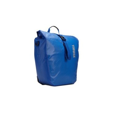 Набор велосипедных сумок Thule Pack?n Pedal Shield Pannier, размер L, синий (2 шт.) 100062 Набор велосипедных сумок Thule Pack?n Pedal Shield Pannier, размер L, синий (2 шт.) 100062Велосумки<br>Эти многофункциональные водонепроницаемые сумки обеспечивают безопасность и защиту благодаря ярким светоотражающим элементам и сворачивающейся верхней части.<br><br>Единая конструкция со сворачивающейся верхней частью гарантирует, что вещи внутри останутся сухими и чистыми.<br><br>Система крепления на магнитах проста в использовании, надежна и имеет малый уровень вибрации.<br><br>Яркие светоотражающие элементы на передней и боковой панелях улучшают заметность на дороге.<br><br>Удобные точки крепления для фонарей обеспечивают дополнительную безопасность.<br><br>Внутренние карманы для хранения мелких вещей.<br><br>Встроенные ручки и отстегиваемый ремень для ношения через плечо обеспечивают несколько вариантов переноски.<br><br>Лучше всего подходит для багажников Thule, но может использоваться практически с любым велосипедным багажником.<br><br>Продаются парами.<br>