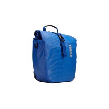 Набор велосипедных сумок Thule Pack?n Pedal Shield Pannier, размер S, синий (2 шт.) 100066 Набор велосипедных сумок Thule Pack?n Pedal Shield Pannier, размер S, синий (2 шт.) 100066Велосумки<br>Эти многофункциональные водонепроницаемые сумки обеспечивают безопасность и защиту благодаря ярким светоотражающим элементам и сворачивающейся верхней части.<br><br>Единая конструкция со сворачивающейся верхней частью гарантирует, что вещи внутри останутся сухими и чистыми.<br><br>Система крепления на магнитах проста в использовании, надежна и имеет малый уровень вибрации.<br><br>Яркие светоотражающие элементы на передней и боковой панелях улучшают заметность на дороге.<br><br>Удобные точки крепления для фонарей обеспечивают дополнительную безопасность.<br><br>Внутренние карманы для хранения мелких вещей.<br><br>Встроенные ручки и отстегиваемый ремень для ношения через плечо обеспечивают несколько вариантов переноски.<br><br>Лучше всего подходит для багажников Thule, но может использоваться практически с любым велосипедным багажником.<br><br>Продаются парами.<br>