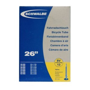 Велокамера FV Schwalbe 26х1.5-2.5 (40-62х559), SV13, 10425363 Велокамера FV Schwalbe 26х1.5-2.5 (40-62х559), SV13, 10425363Камеры для велосипеда<br>Велокамеры Schwalbe являются единственными в мире, удостовенными печати качества VSF all ride (германская ассоциация продавцов только высококачественной продукции).<br>Победитель теста велокамера Schwalbe SV13.<br>Велокамеры Schwalbe удерживают воздух значительно дольше, потому что качеству и чистоте материала уделяется максимальное внимание. Каждая велокамера Schwalbe накачивается на заводе индивидуально и в течении 24 часов проверяется на пропускаемость воздуха. При этом камера помещаятся в прессформу, что гарантирует стабильность толщины стенок и удержание воздуха.<br><br>Данная модель покрывает наиболее распространенные диапазоны колес 26 дюймов.<br><br>Характеристики велокамеры 26 SV13:<br><br> размер колеса: 26х1.5-2.5 (40-62х559);<br> тип нипеля: FV (Presta, французский);<br> длина нипеля: 40 мм;<br> вес: 190 гр;<br> категория: универсальная.<br>