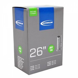 Велокамера AV Schwalbe 26х1.5-2.35, AV14 Extra Light, 10424340 Велокамера AV Schwalbe 26х1.5-2.35, AV14 Extra Light, 10424340Камеры для велосипеда<br>Велокамеры Schwalbe являются единственными в мире, удостовенными печати качества VSF all ride (германская <br>ассоциация продавцов только высококачественной продукции).Победитель теста велокамера Schwalbe SV13.<br><br>Велокамеры Schwalbe удерживают воздух значительно дольше, потому что качеству и чистоте материала уделяется <br>максимальное внимание. Каждая велокамера Schwalbe накачивается на заводе индивидуально и в течении 24 часов <br>проверяется на пропускаемость воздуха. При этом камера помещаятся в прессформу, что гарантирует стабильность толщины <br>стенок и удержание воздуха.<br><br>Данная модель покрывает наиболее распространенные диапазоны сечения покрышек.<br><br>Extra Light - облегеченные велокамеры Schwalbe.<br><br>Характеристики велокамеры 26 AV14 Extra Light:<br><br> размер колеса: 26х1.5-2.35 (40-60х559);<br><br> тип нипеля: AV (автомобильный);<br> длина нипеля: 40 мм;<br> вес: 130 гр;<br> категория: облегченная.<br>