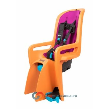 Детское велосипедное сидение Thule RideAlong New, заднее, оранжевый, 100108 Детское велосипедное сидение Thule RideAlong New, заднее, оранжевый, 100108Детское велокресло<br>Thule RideAlong представляет умные инновационные решения, реализованные в интуитивно понятное, безопасное и легкое в использовании детское велосипедное сиденье для крепления сзади, которое выведет ваши ежедневные прогулки или семейные поездки на велосипеде на следующий уровень.<br><br>Мягкие ремни безопасности с надежным регулируемым креплением обеспечивают максимальный комфорт ребенка.<br><br>Система крепления DualBeam смягчает удары от неровностей дороги, обеспечивая комфорт ребенка во время поездки.<br><br>Отклонение до 20° одной рукой, 5 различных позиций.<br><br>Регулируемые одной рукой ремни и подставки для ног обеспечивают комфорт ребенку; рассчитаны на детей разного возраста.<br><br>Универсальная быстросъемная опора позволяет устанавливать и снимать сидение с велосипеда за считанные секунды. Кроме того, она совместима с большинством велосипедных рам (с круглыми рамами диаметром 27,2–40 мм и овальным рамами до 40 x 55 мм).<br><br>Ремень с большими кнопками, оснащенный защитой от детей, обеспечит безопасность вашего ребенка<br><br>Съемная водонепроницаемая прокладка подходит для машинной стирки; прокладка двусторонняя, две стороны оформлены разным цветом.<br><br>Встроенный рефлектор и точка крепления со световым индикаторов обеспечивают дополнительную видимость.<br><br>Запирается при помощи системы Thule One-Key System, использующей один ключ (фиксатор (замок) включен в комплект поставки).<br><br>Разработано и протестировано для детей от 9 месяцев* до 6 лет, весом до 22 кг. (*Обратитесь к педиатру, если ребенку менее 1 года).<br><br>Соответствует международным стандартам безопасности.<br><br> Высота спинки:47смШирина спинки:27 смДлина сиденья:17 смДиаметр замка:40-27.2мм/ 155ммРасстояние между усами крепления:76мм<br>