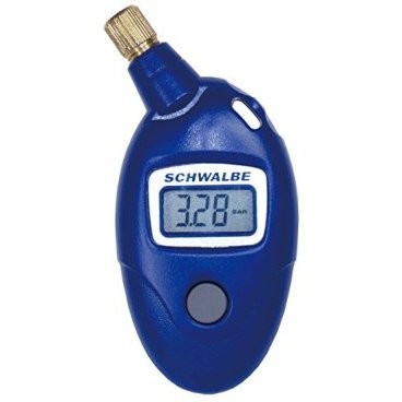 Цифровой манометр Schwalbe, 6010 Цифровой манометр Schwalbe, 6010Велосипедный насос<br>Высокоточный электронный манометр, который позволяет поддерживать давление в камере на необходимом уровне.<br>Максимальное измеряемое давление 11 bar/160psi<br>точность измерение 0,01bar<br>Подходит для всех типов камер(AV,DV,SV).<br>Показывает данные давление в четырех единицах измерения ( psi,bar,kg/cm2,kPA)<br>