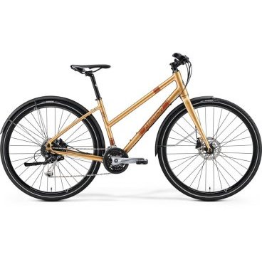 Дорожный велосипед Merida Crossway Urban 100 Lady 2017 Дорожный велосипед Merida Crossway Urban 100 Lady 2017Женские<br>Если загородных поездок не планируете и нужен именно городской байк, то данная модель вам понравится. Велосипед Merida CROSSWAY URBAN 100 LADY 2017 года выпуска произведен на свет известной немецкой фирмой, которая всегда уделяла большое внимание качеству и комфорту. Для алюминиевой рамы подобрали оптимальную геометрию, делающую посадку максимально удобной, а управление прозрачным. Отличие от мужской модели не только в заниженной верхней трубе. Изменено расстояние от руля до сиденья, а оно в свою очередь более широкое и мягкое. Отсутствие амортизатора наделяет байк превосходными показателями на ровном асфальте, но делает поездки по бездорожью неприятными. Это же можно отнести и к большим колесам, диаметром 28 дюймов, которые достаточно жесткие и подходят для идеального покрытия. Выбрать удобное передаточное число очень просто, так как в системе предусмотрено 27 скоростей. В надежности данных механизмов нет сомнений, так как используются только качественные компоненты, произведенные фирмы Shimano. Дисковые гидравлические тормоза эффективны в любую погоду и существенно сокращают тормозной путь, повышая безопасность.<br>Основное<br>Модельный год2017<br>Применениефитнес<br>Возрастная группавзрослый<br>Типженский<br><br><br>Рама и амортизация<br><br>Материал рамыалюминий<br>Амортизациябез амортизации<br><br><br>Колеса и тормоза<br>Диаметр колес28 <br>Модель покрышекMaxxis Overdrive 35<br>Материал ободаалюминий / Merida Urban /<br>Ободдвойной<br>Передний тормоздисковый гидравлический / Shimano M315, ротор 160 мм /<br>Задний тормоздисковый гидравлический / Shimano M315, ротор 160 мм /<br>Руль и трансмиссия<br>Скоростей27 шт<br>Звёзд системы3 / шатун: Shimano M3000, 40-30-22Т /<br>Звёзд кассеты9<br>Модель кассетыShimano Alivio / HG200 /<br>Передний переключательShimano Acera / M3000 /<br>Задний переключательShimano Alivio<br>Тип манеткитриггерные<br>Модель манеткиShimano Altus<br>Форма руляпрямой<br>ВыносMerida Expert OS<br>Модель руляMerida Comp OS / длина - 660 мм /<br><br><br>Общее<br>Комплектациякрылья<br>щиток на цепь<br>подножка<br>Модель сиденьяCrossway Comfort Lady<br>Модель цепиKMC M99<br>Вес12.3 кг<br>