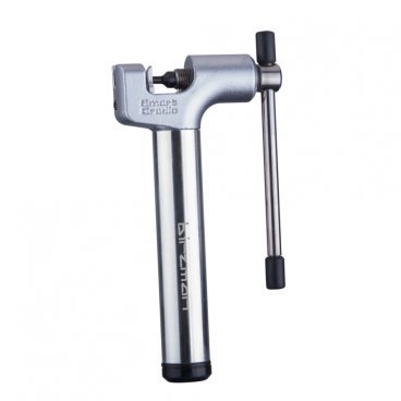 Выжимка цепи Birzman Lighter Universal, серебристый, BM16-ACH06-LU Выжимка цепи Birzman Lighter Universal, серебристый, BM16-ACH06-LUВелоинструменты<br>Удобная, компактная и надёжная выжимка для цепи, которая легко поместится в подседельной сумке или в кармане одежды. Корпус выжимки изготовлен из алюминиевого сплава, а рабочая часть - из высококачественной стали.<br><br><br><br>ОСОБЕННОСТИ<br><br><br><br>Размеры: 14.5x7x2.1см<br><br>Вес: 215 граммов<br>