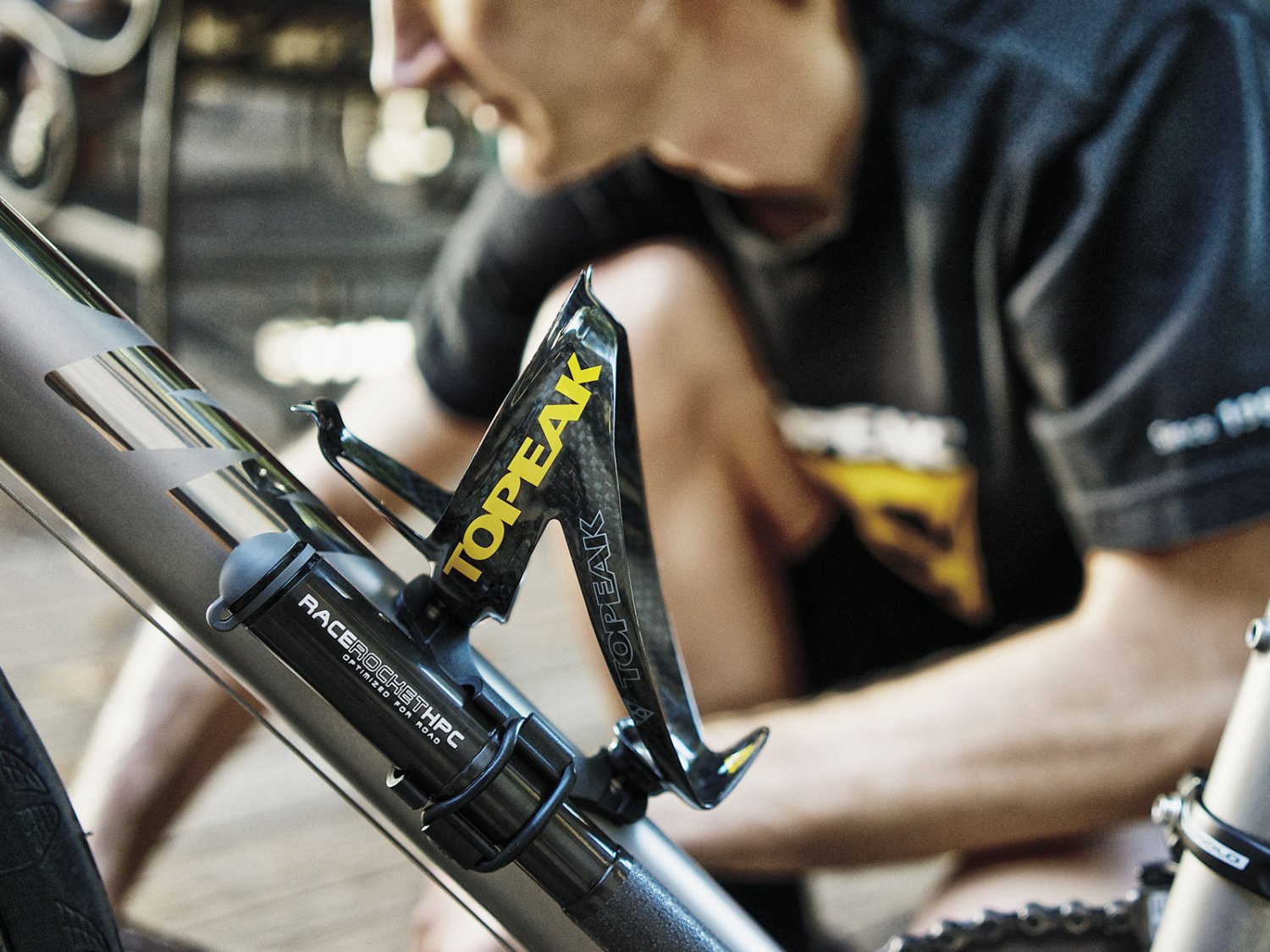 фото Флягодержатель велосипедный topeak shuttle cage z 3k carbon, yellow, tcb02