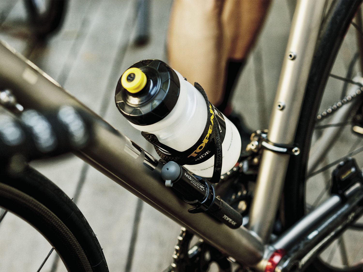 фото Флягодержатель велосипедный topeak shuttle cage z 3k carbon, yellow, tcb02